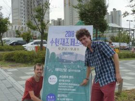 Paul_und_David_zeigen,_was_Jazzchor_Freiburg_auf_koreanisch_heisst.JPG